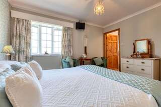 Отели типа «постель и завтрак» Shearwater Country House B&B Union Hall Номер с кроватью размера «king-size» и видом на море-2